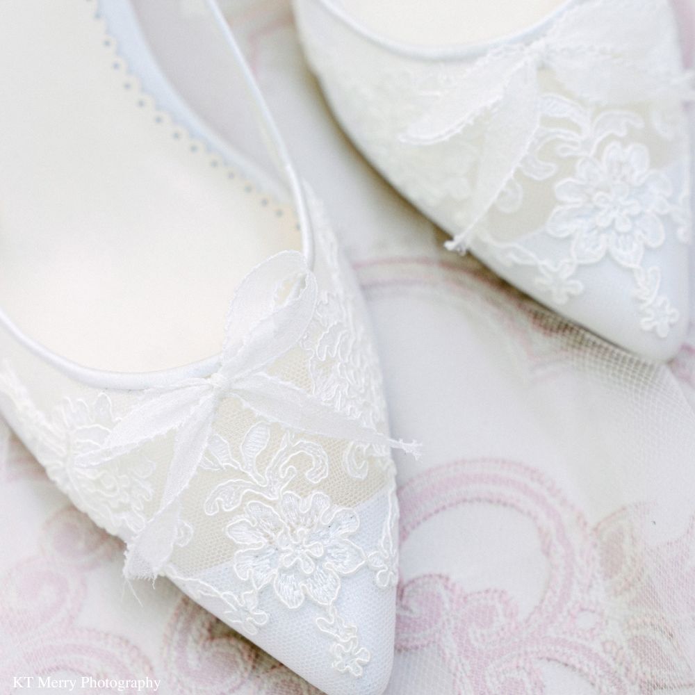 White lace hot sale kitten heels